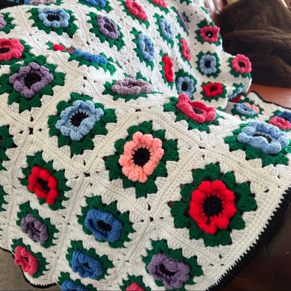 Beautiful VTG Handmade Flower Afghan Blanket - Picture 2 of 16